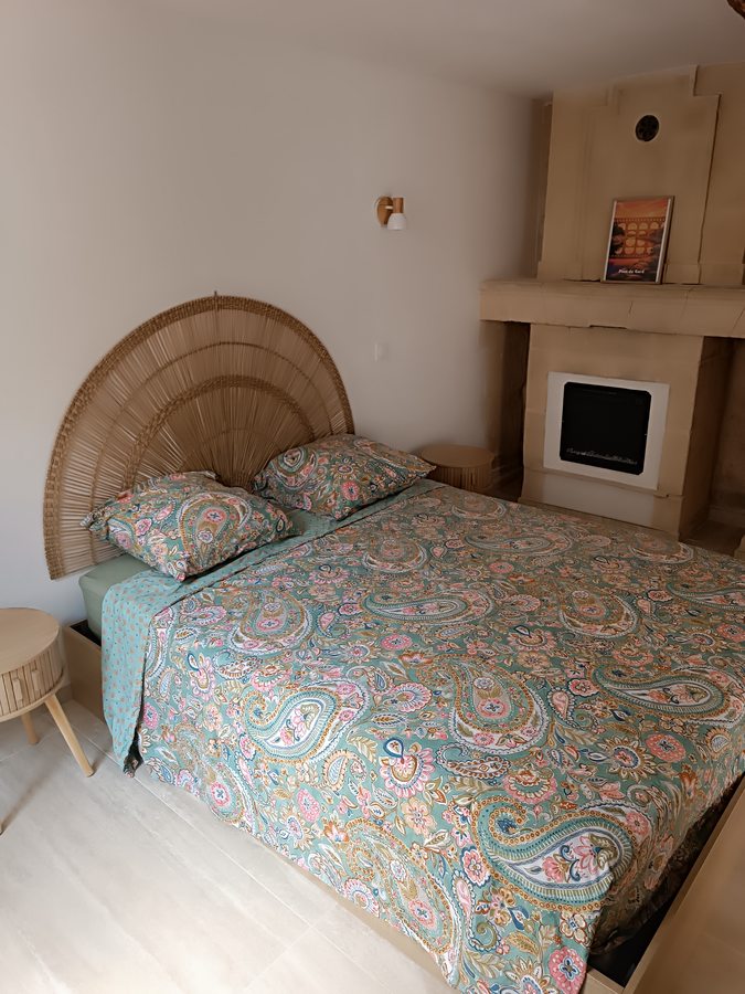 Master suite — Queen size bed, rattan headboard and fireplace